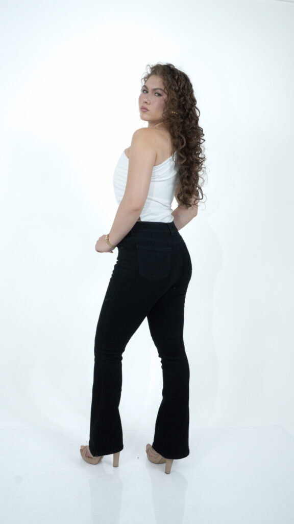 pantalón de mezclilla acampanado negro para mujer, vista de perfil – Campana negro