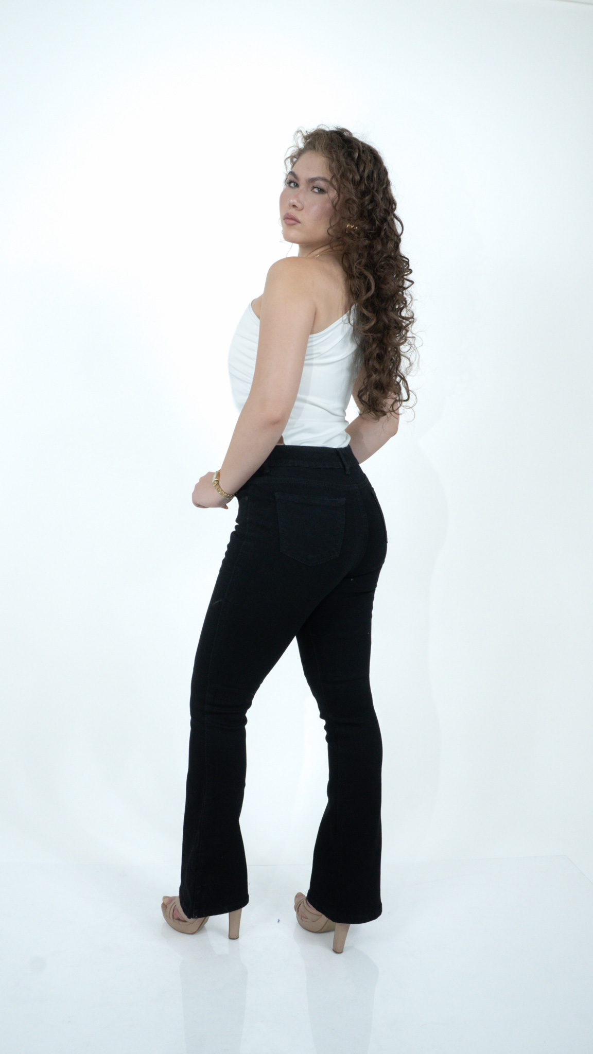 pantalón de mezclilla acampanado negro para mujer, vista de perfil – Campana negro