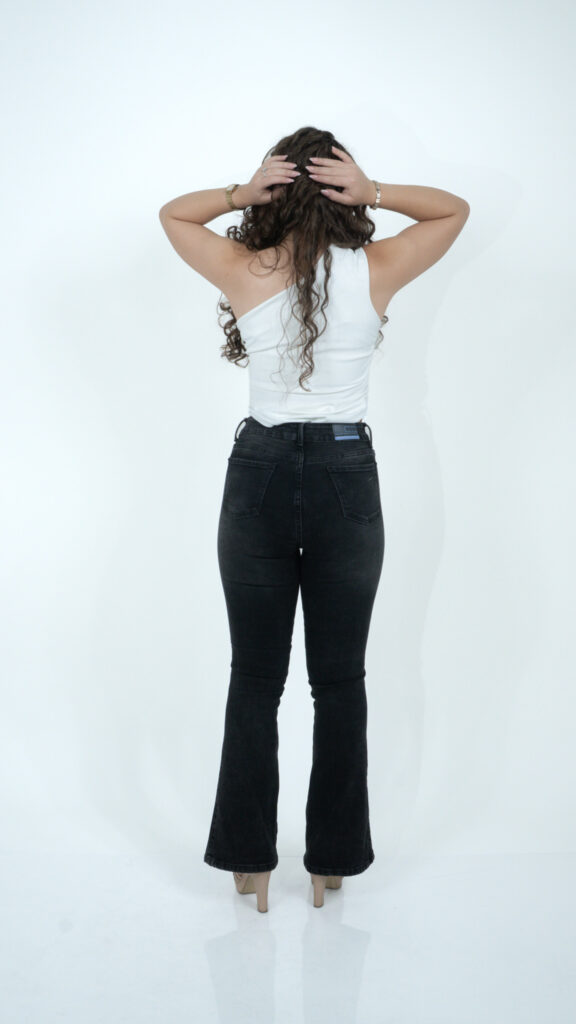 pantalón de mezclilla acampanado gris para mujer con rasgados, vista de espalda – Campana smoke destroyer