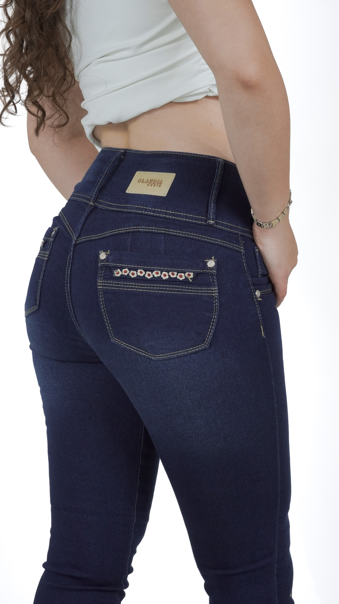 pantalón de mezclilla colombiano azul oscuro para mujer, detalle trasero de bolsillos y caída – Colombiano suavizado