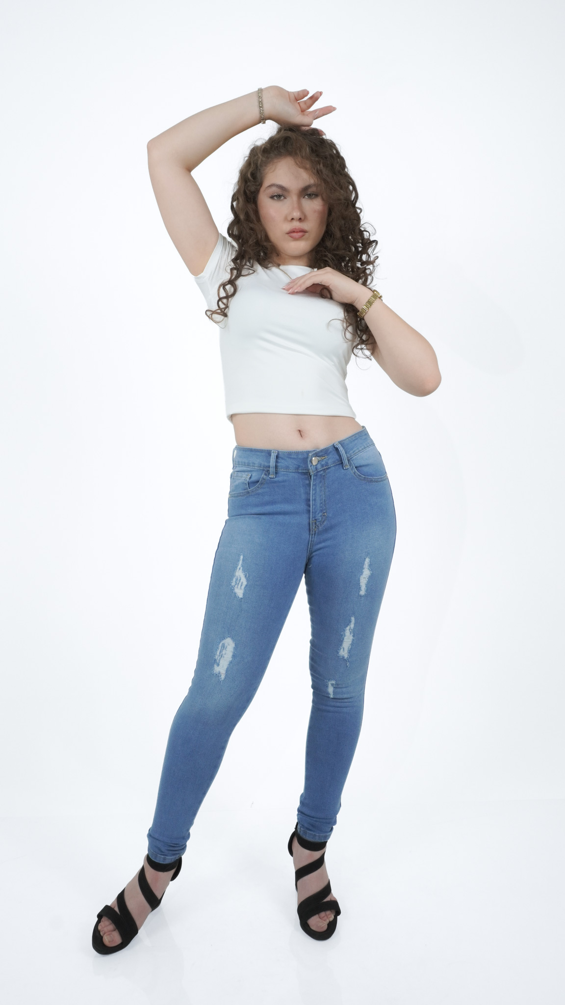 pantalón de mezclilla skinny azul muy claro para mujer con rasgados, vista de frente – Skinny bleach destroyer