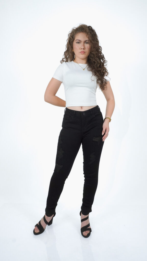 pantalón de mezclilla skinny negro para mujer con rasgados, vista de frente – Skinny negro destroyer