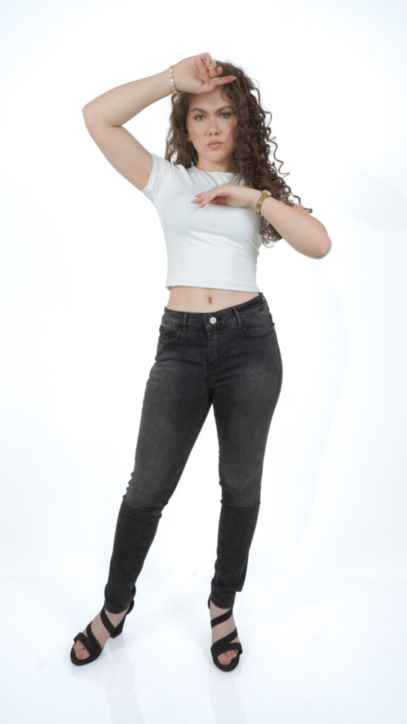 pantalón de mezclilla skinny gris para mujer, vista de frente – Skinny smoke