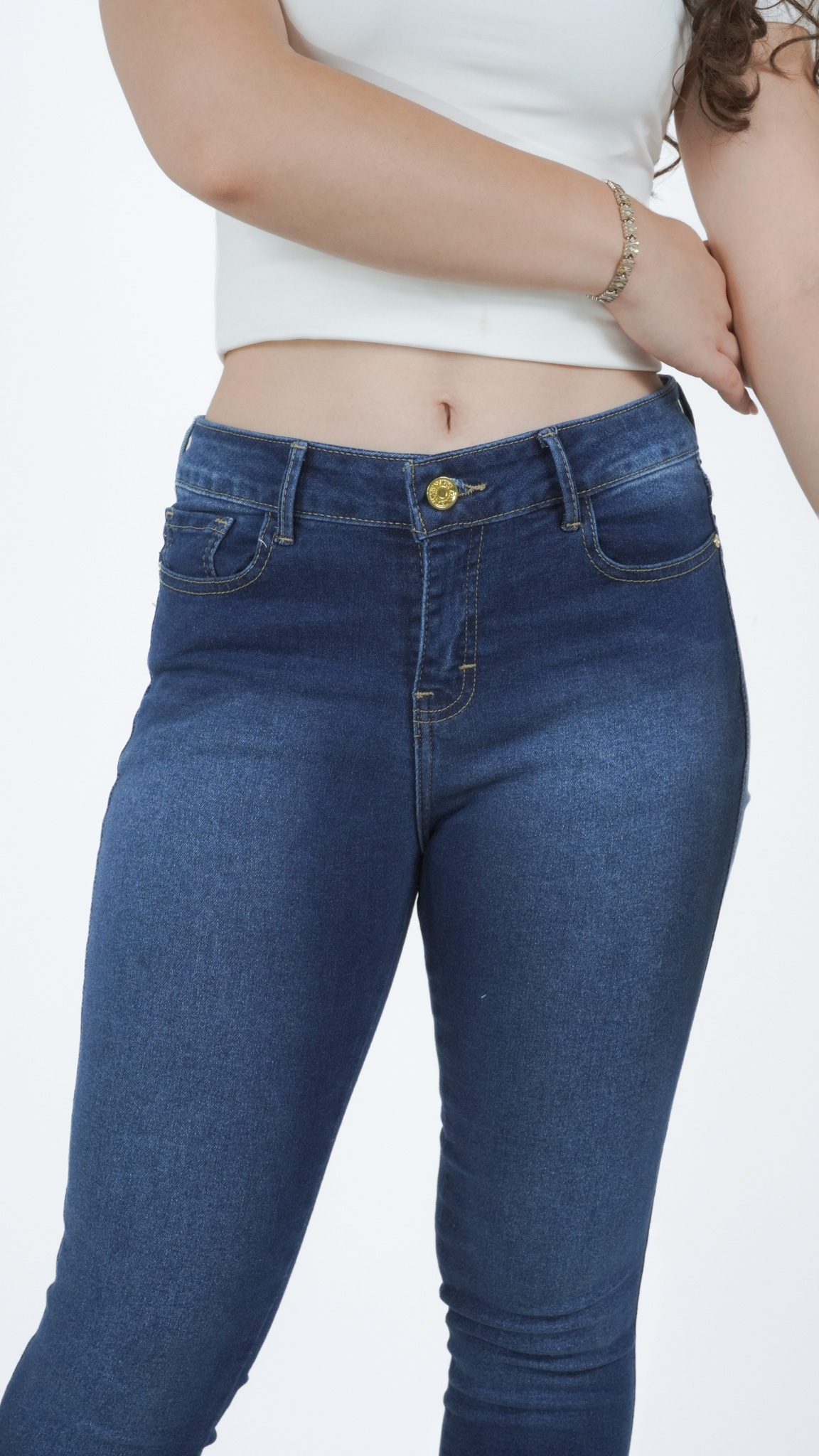 pantalón de mezclilla skinny azul medio para mujer, detalle del frente y la pretina – Skinny stone