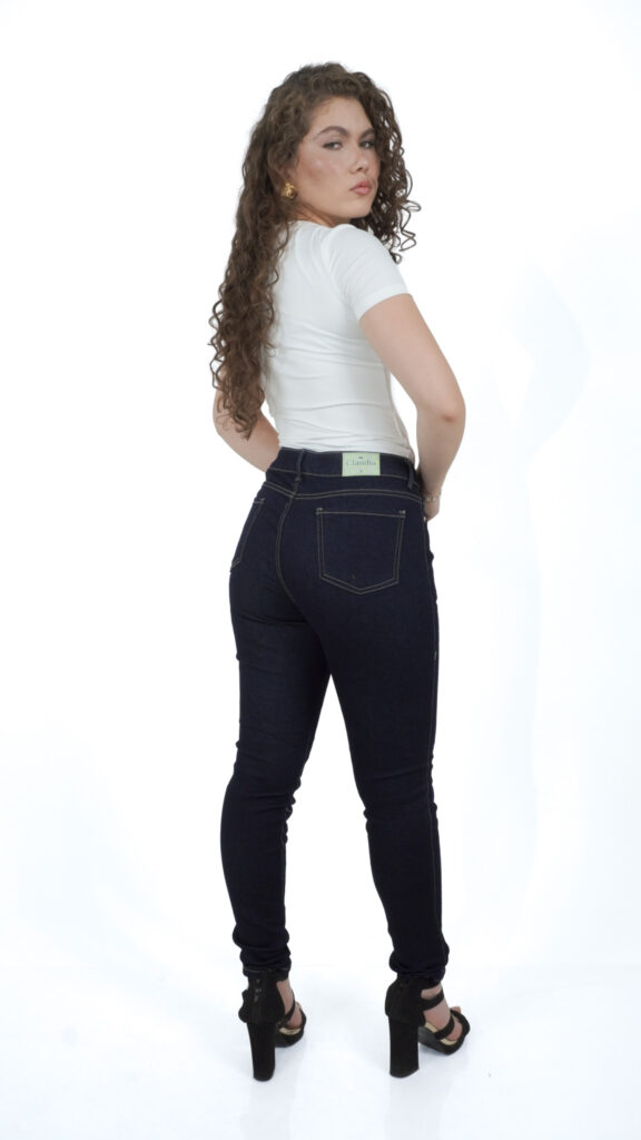 pantalón de mezclilla skinny azul oscuro para mujer, vista de perfil – Skinny suavizado