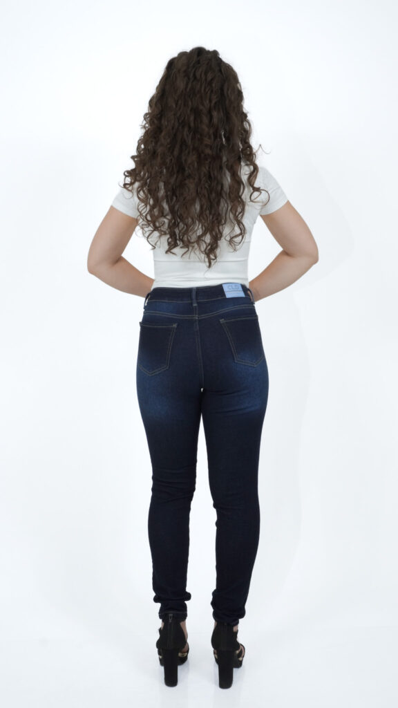 pantalón de mezclilla skinny azul oscuro para mujer con rasgados, vista de espalda – Skinny suavizado con lija destroyer