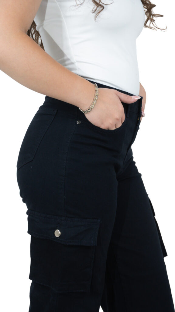 pantalón cargo wide leg de gabardina azul marino para mujer, detalle de los bolsillos cargo laterales – Wide cargo de gabardina azul marino