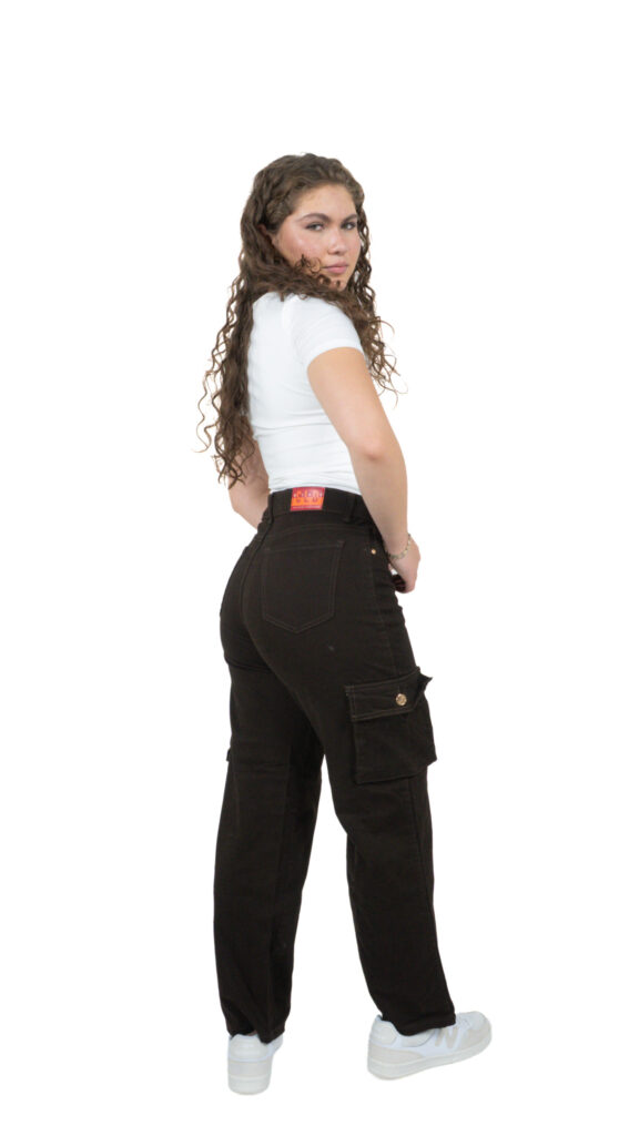 pantalón cargo wide leg de gabardina café para mujer, vista de perfil – Wide cargo de gabardina café