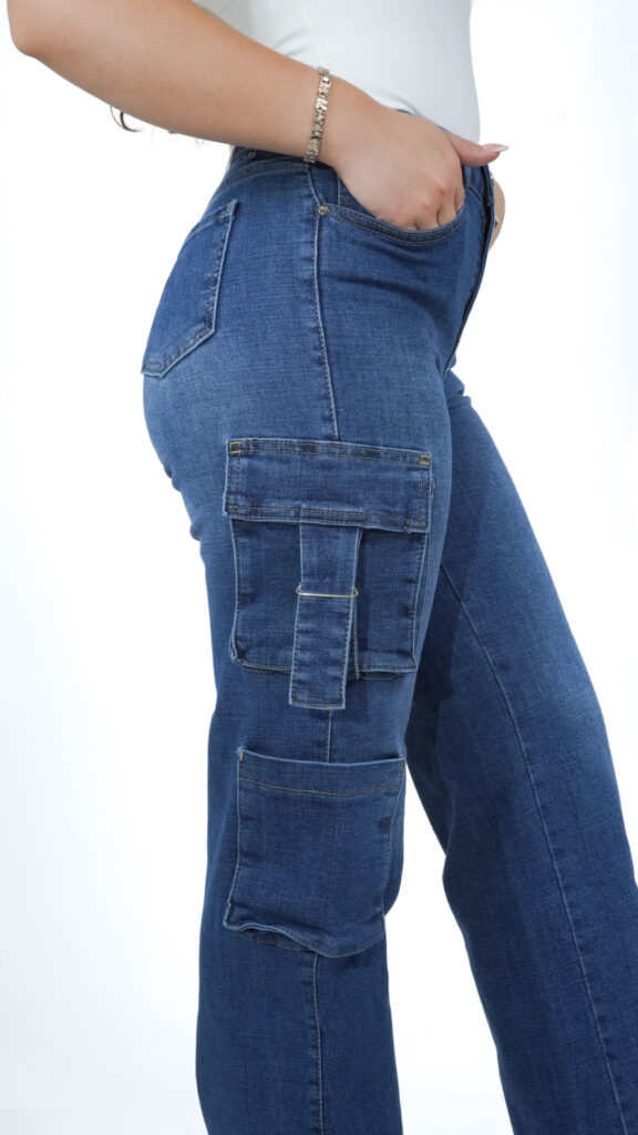 pantalón cargo de mezclilla wide leg azul medio para mujer, detalle de los bolsillos cargo laterales – Wide cargo stone