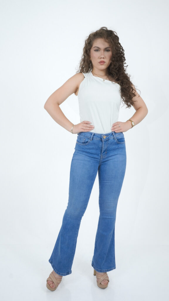 pantalón de mezclilla acampanado azul claro para mujer, vista de frente – Campana sky blue bleach