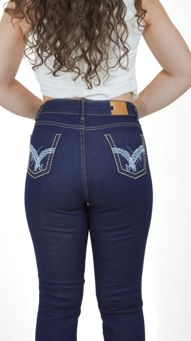 pantalón de mezclilla vaquero acampanado azul oscuro para mujer con bolsillos bordados, detalle de los bolsillos traseros bordados, otro ángulo – Campana vaquero suavizado con lija