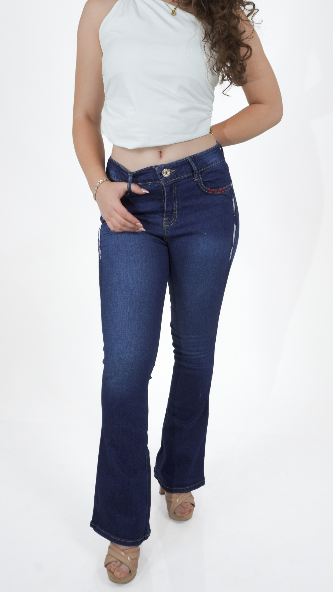 pantalón de mezclilla vaquero acampanado azul oscuro para mujer con bolsillos bordados, vista de frente – Campana vaquero suavizado con lija · bordado 2