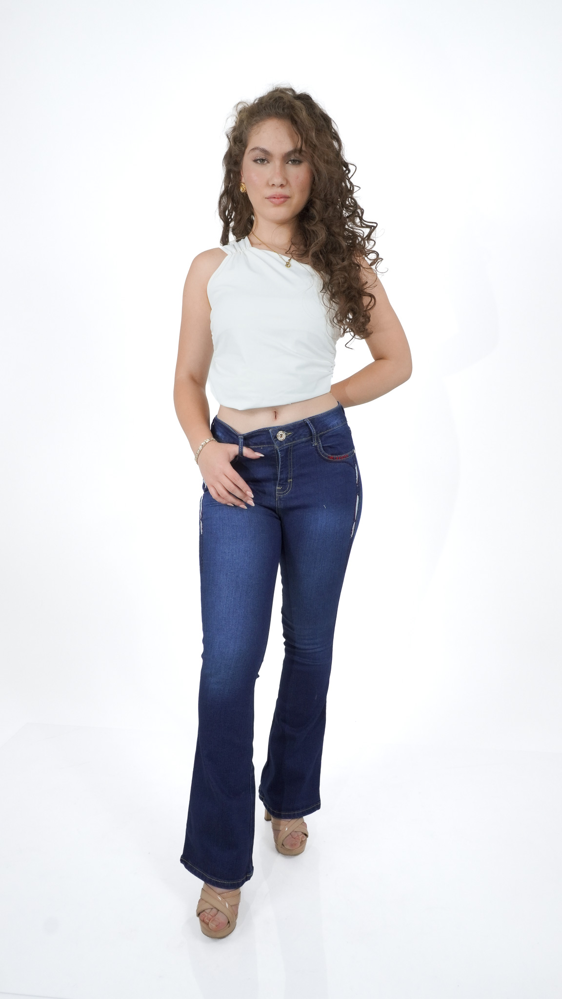 pantalón de mezclilla vaquero acampanado azul oscuro para mujer con bolsillos bordados, vista de tres cuartos – Campana vaquero suavizado con lija · bordado 2