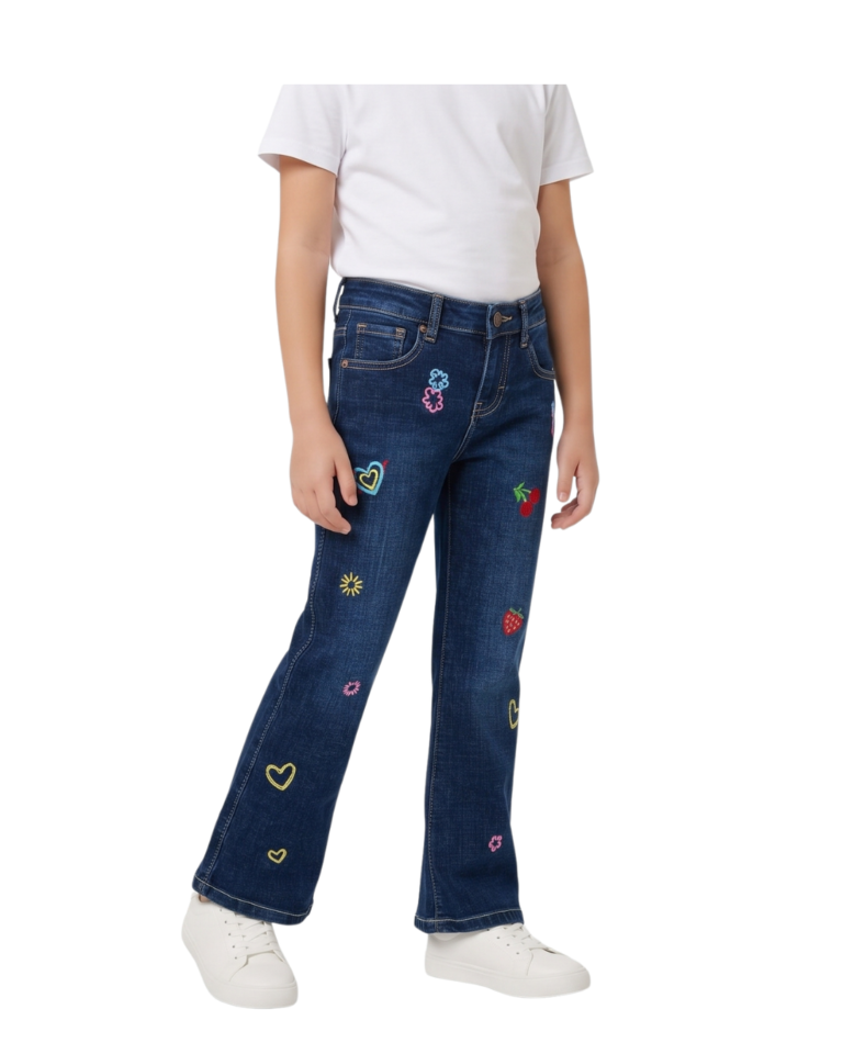 Jeans campana para niña con bordados de corazones, fondo blanco