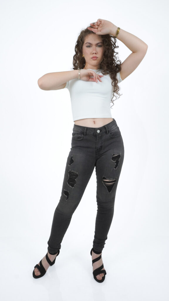 pantalón de mezclilla skinny gris para mujer con rasgados, vista de frente – Skinny grey destroyer