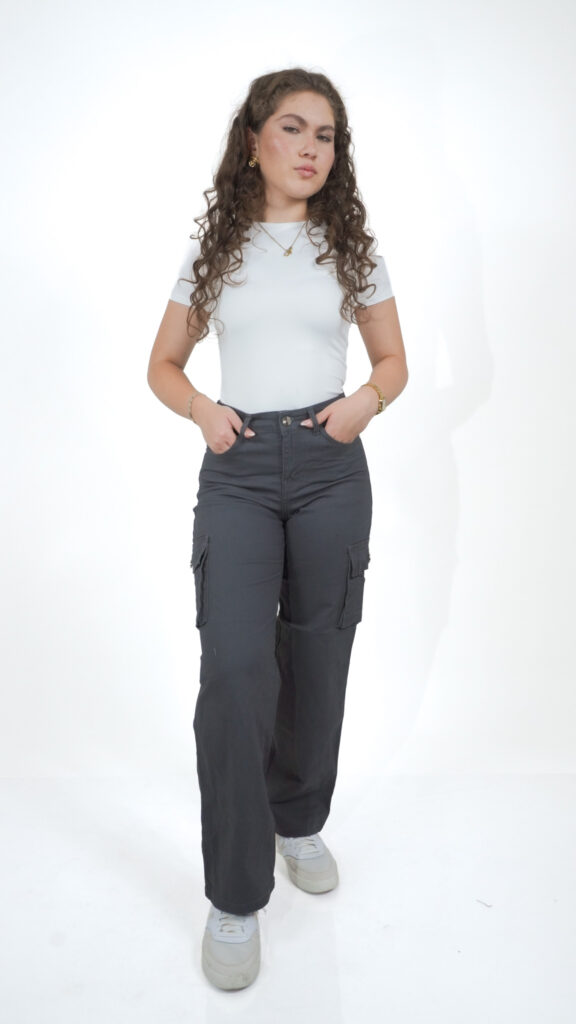 pantalón cargo wide leg de gabardina gris para mujer, vista de frente – Wide cargo de gabardina gris