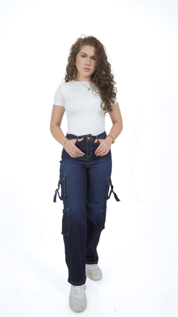 pantalón cargo de mezclilla wide leg azul oscuro para mujer, vista de frente – Wide cargo suavizado con lija