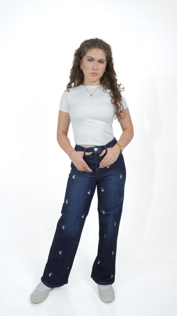 pantalón de mezclilla wide leg azul oscuro para mujer con cerezas, vista de frente – Wide leg cerezas oscuro