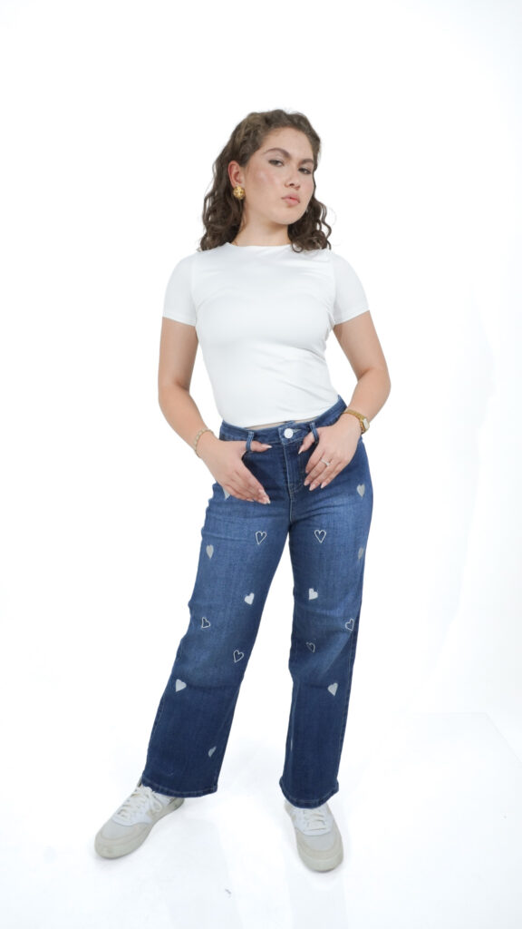 pantalón de mezclilla wide leg azul claro para mujer con corazones, vista de frente – Wide leg corazones claro