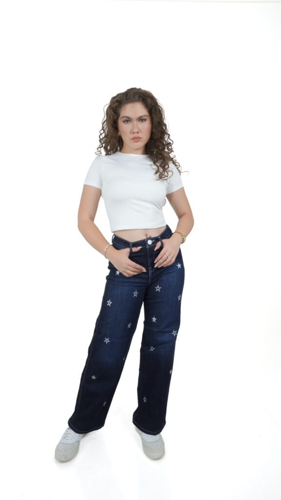pantalón de mezclilla wide leg azul oscuro para mujer con estrellas, vista de frente – Wide leg estrellas oscuro