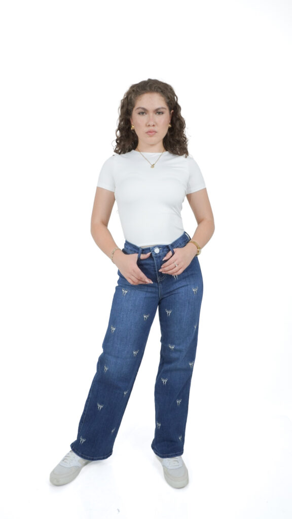 pantalón de mezclilla wide leg azul claro para mujer con moños, vista de frente – Wide leg moños claro