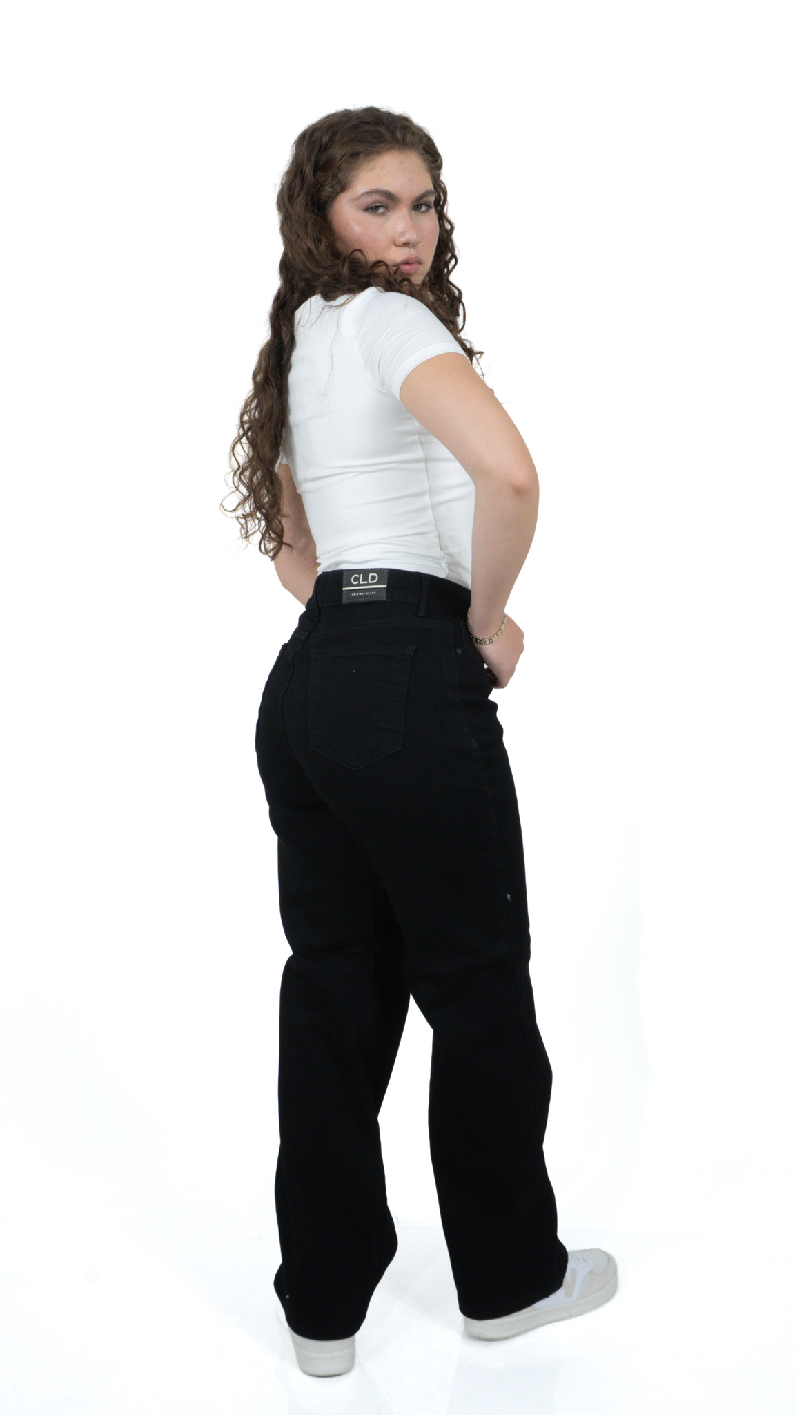 pantalón de mezclilla wide leg negro para mujer, vista de perfil – Wide leg negro